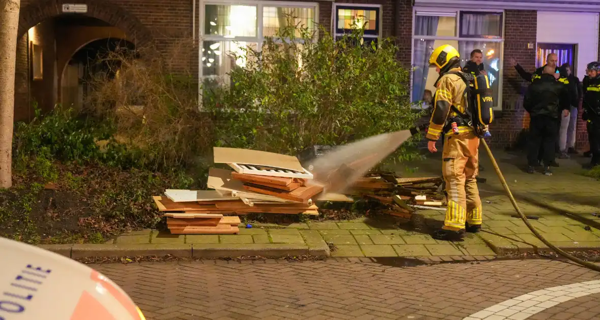 Aanhouding en woning doorzocht nadat persoon vuurwerk in vuurton gooit - Foto 7