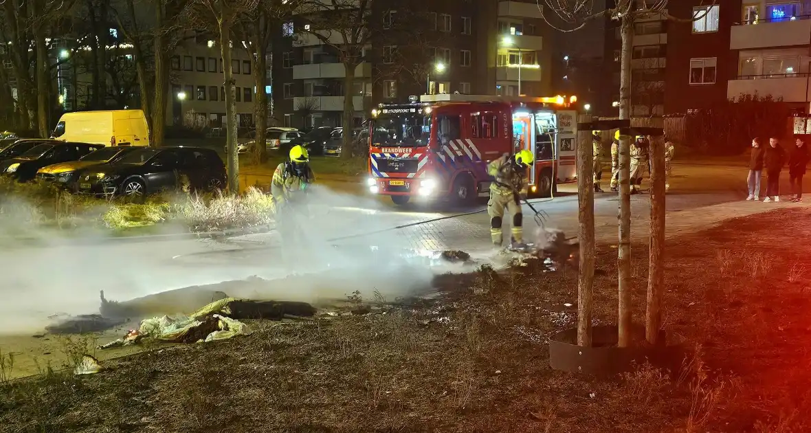 Brandweer blust brandende berg afval