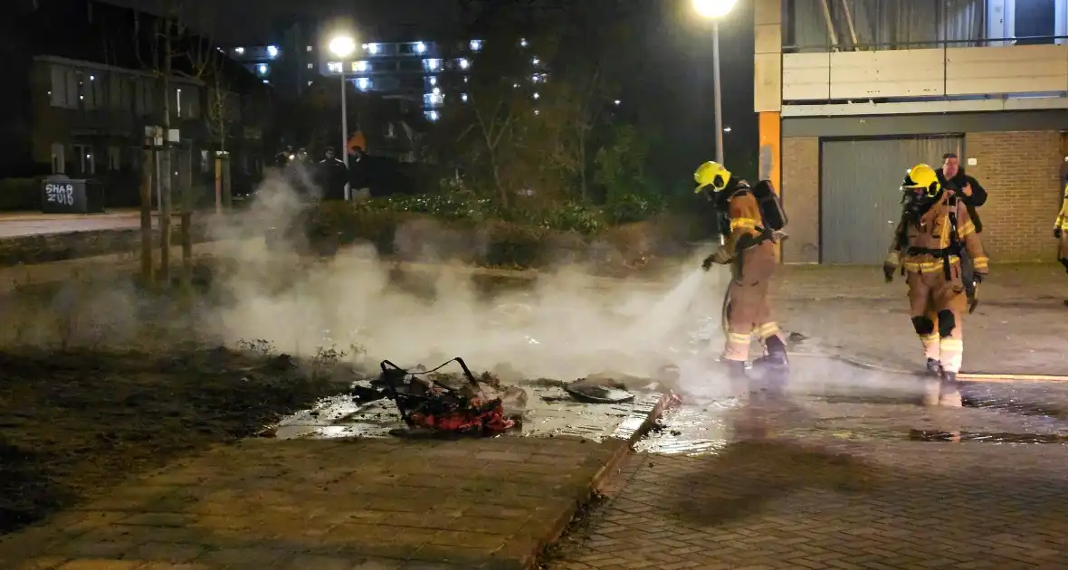 Brandweer blust brandende berg afval - Foto 1