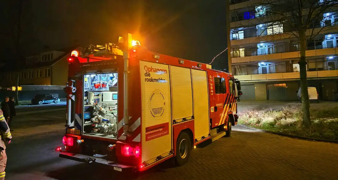 Brandweer blust brandende berg afval - Foto 4