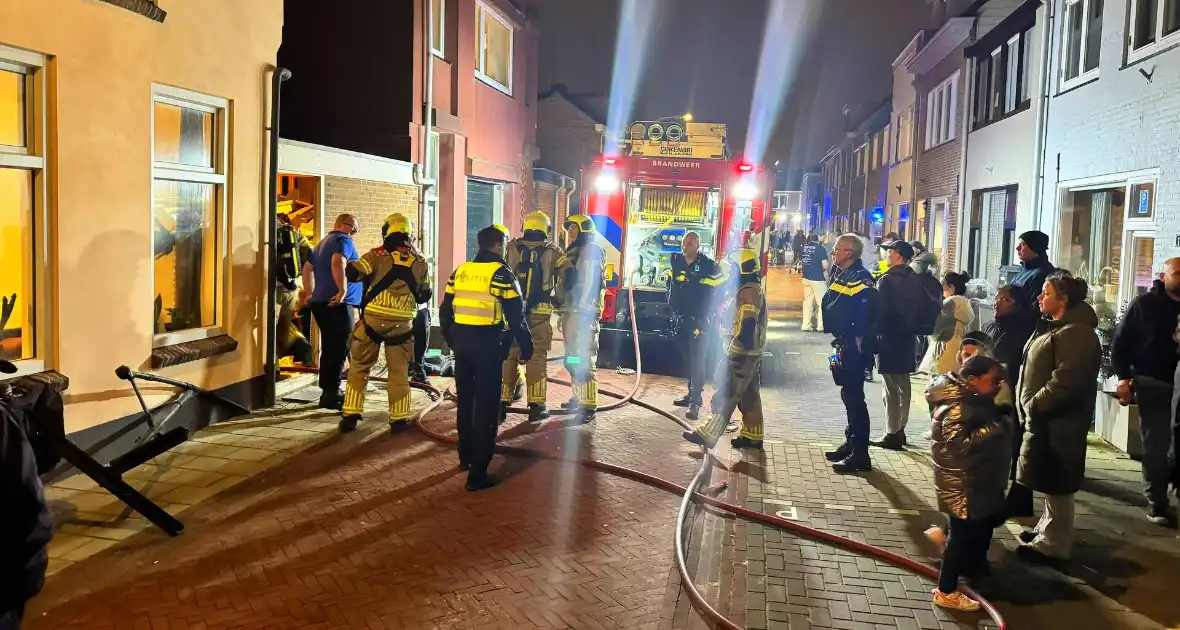 Straat ontruimd wegens brand door vuurpijl