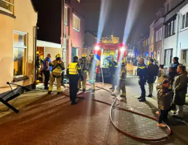 Straat ontruimd wegens brand door vuurpijl