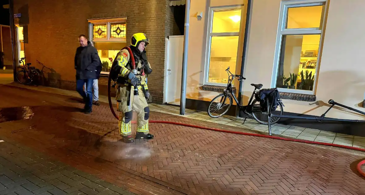 Straat ontruimd wegens brand door vuurpijl - Foto 2