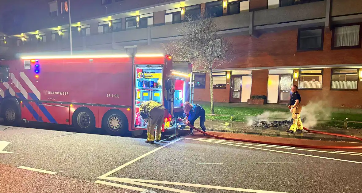 Straat ontruimd wegens brand door vuurpijl - Foto 3