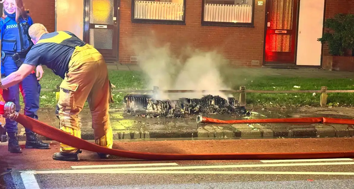 Straat ontruimd wegens brand door vuurpijl - Foto 4