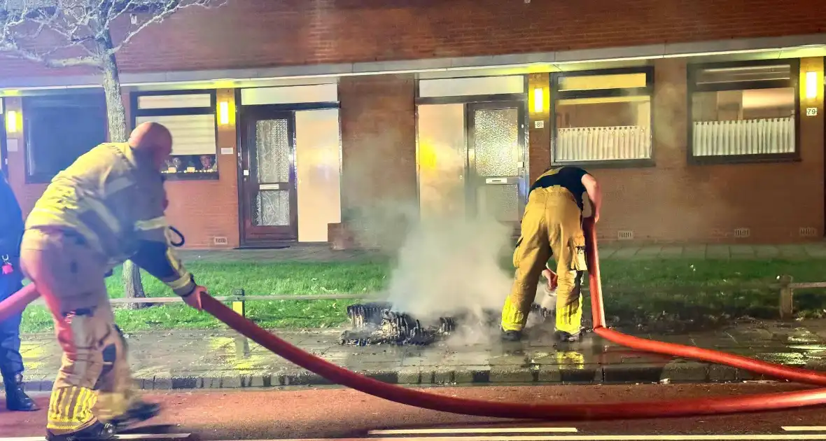 Straat ontruimd wegens brand door vuurpijl - Foto 5