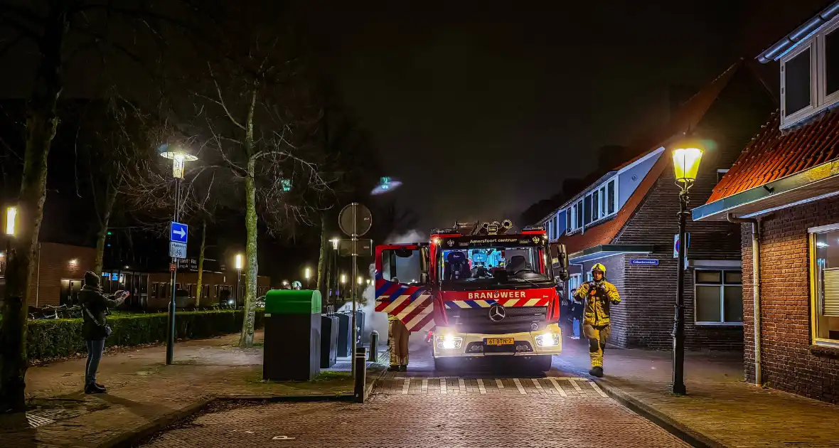 Brandweer laat ondergrondse container vollopen