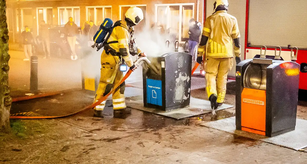 Brandweer laat ondergrondse container vollopen - Foto 6