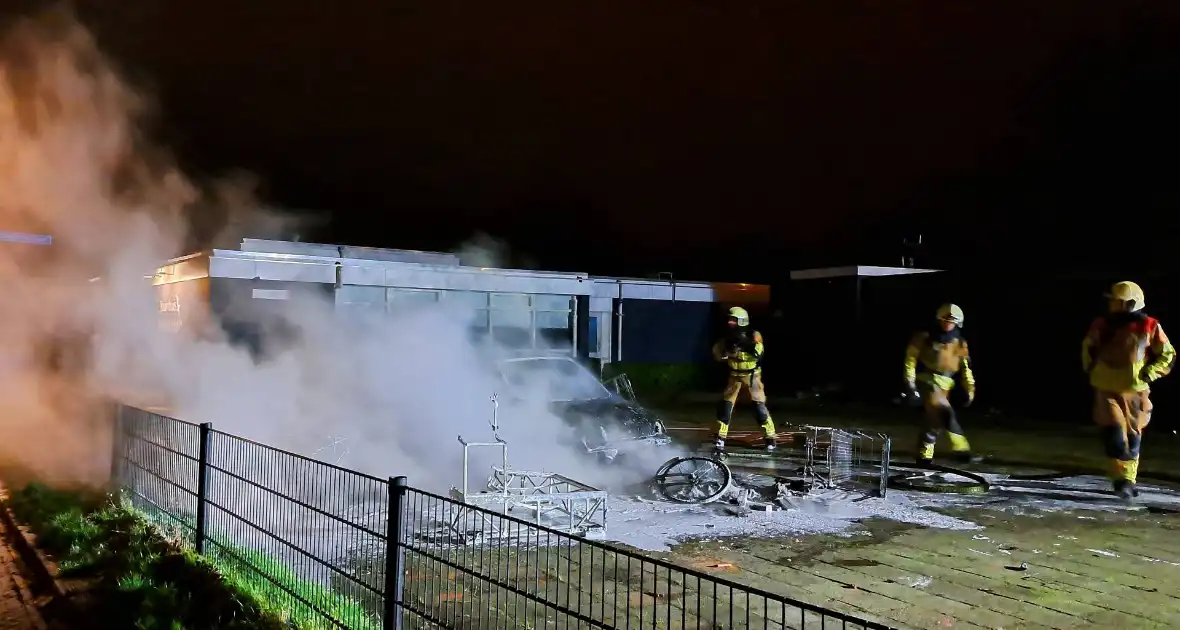 Auto gaat in vlammen op achter brandweerkazerne - Foto 3