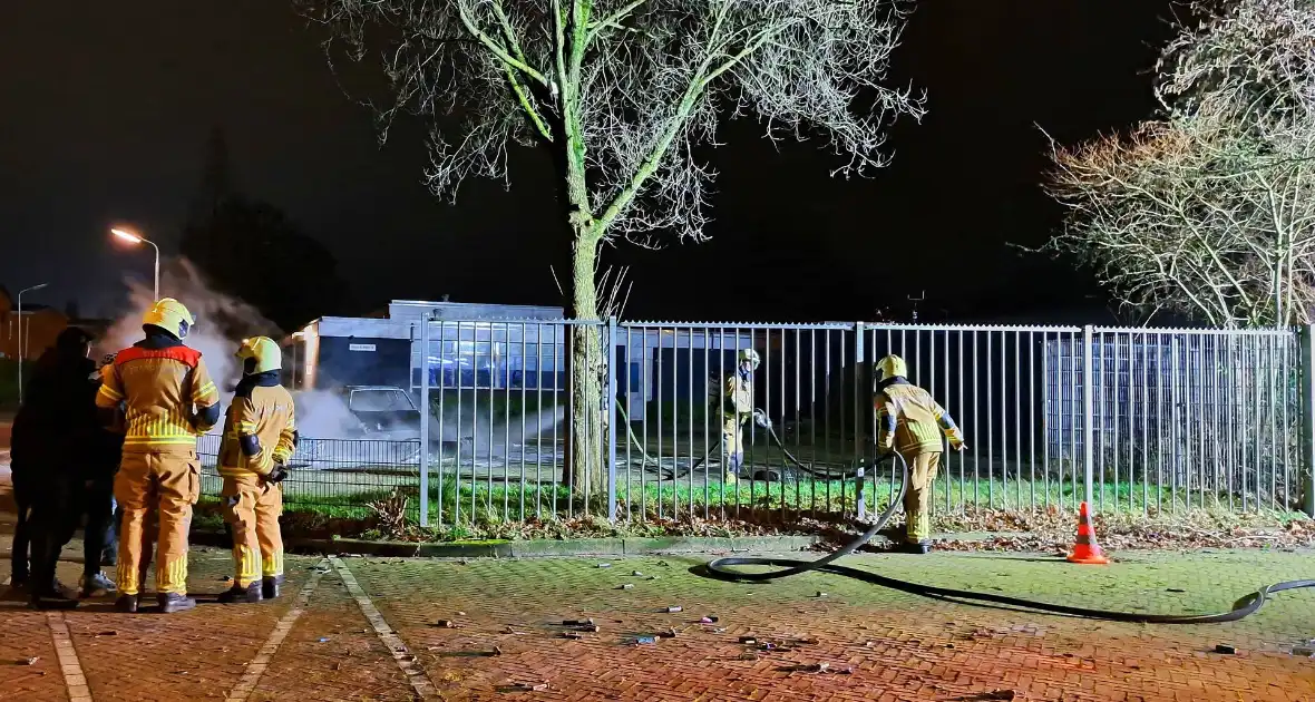 Auto gaat in vlammen op achter brandweerkazerne - Foto 5