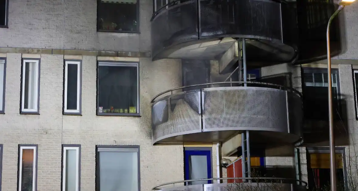 Balkons zwartgeblakerd na brand in appartement