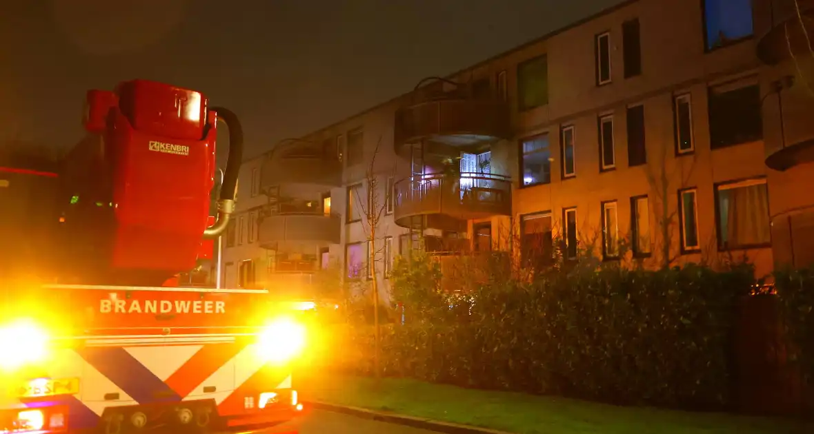 Balkons zwartgeblakerd na brand in appartement - Foto 1