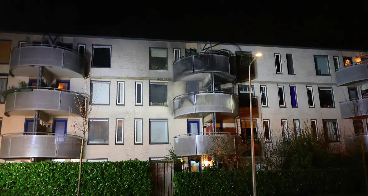 Balkons zwartgeblakerd na brand in appartement - Foto 2