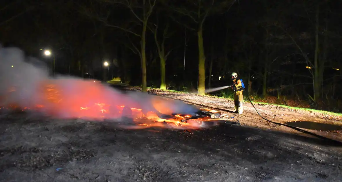 Caravan tot grond toe afgebrand