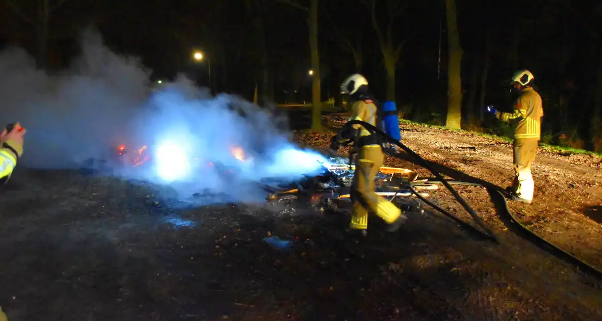 Caravan tot grond toe afgebrand - Foto 1