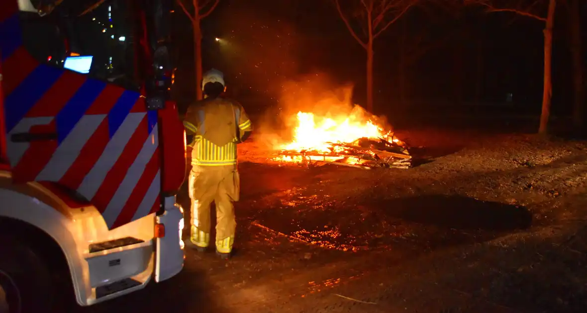 Caravan tot grond toe afgebrand - Foto 4