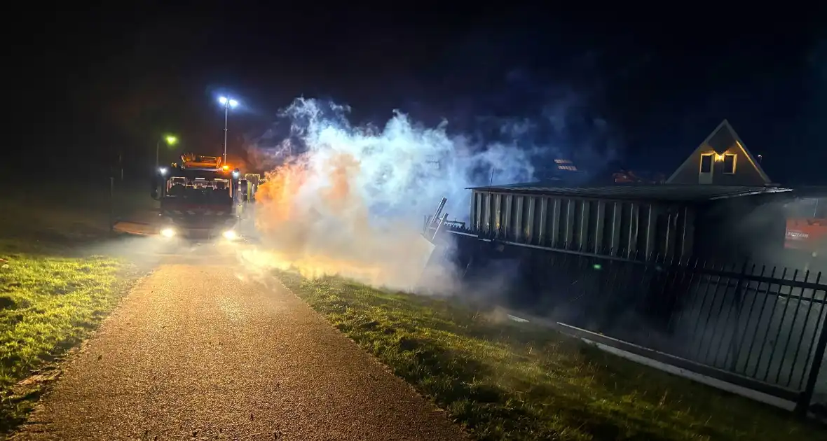 Vuur uit ton slaat over naar schuur - Foto 5