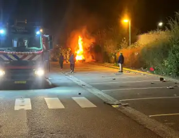 Brandweer blust afvalbrand op parkeerterrein