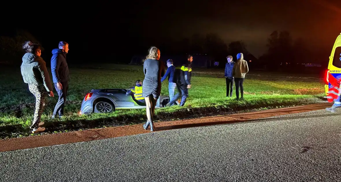 Auto vliegt uit de bocht en belandt in greppel