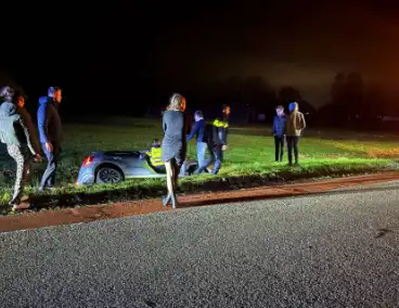 Auto vliegt uit de bocht en belandt in greppel