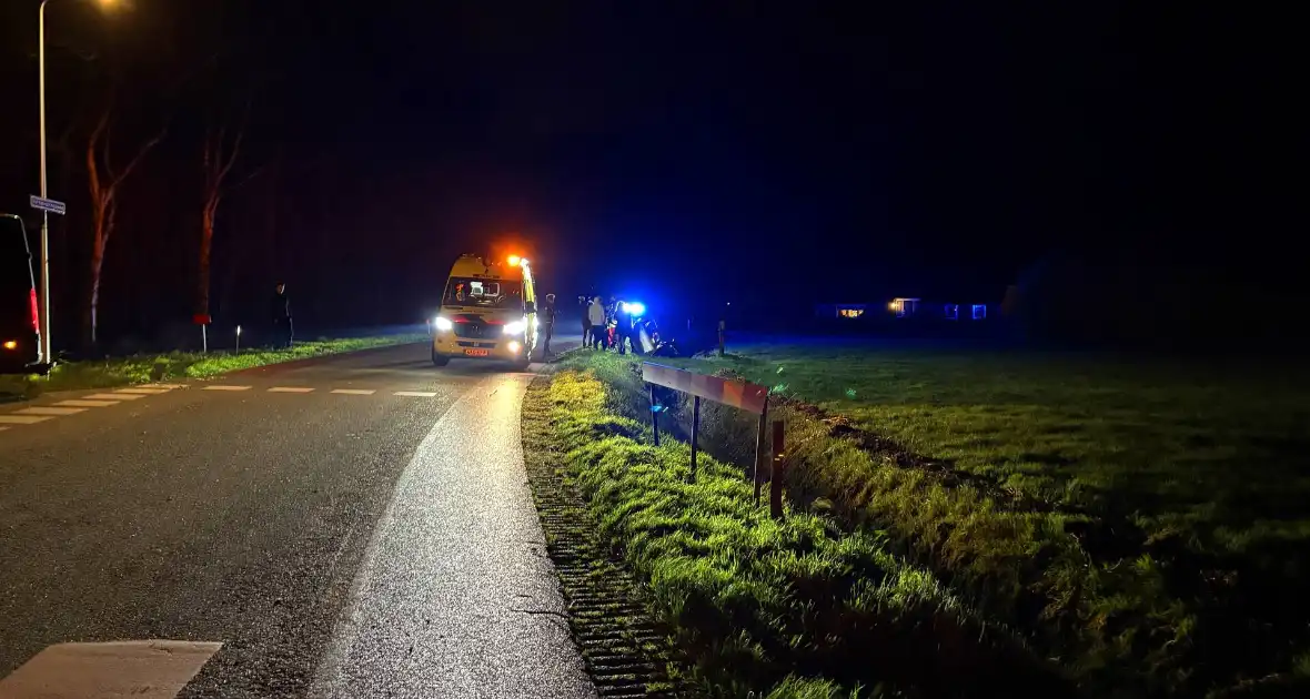 Auto vliegt uit de bocht en belandt in greppel - Foto 1