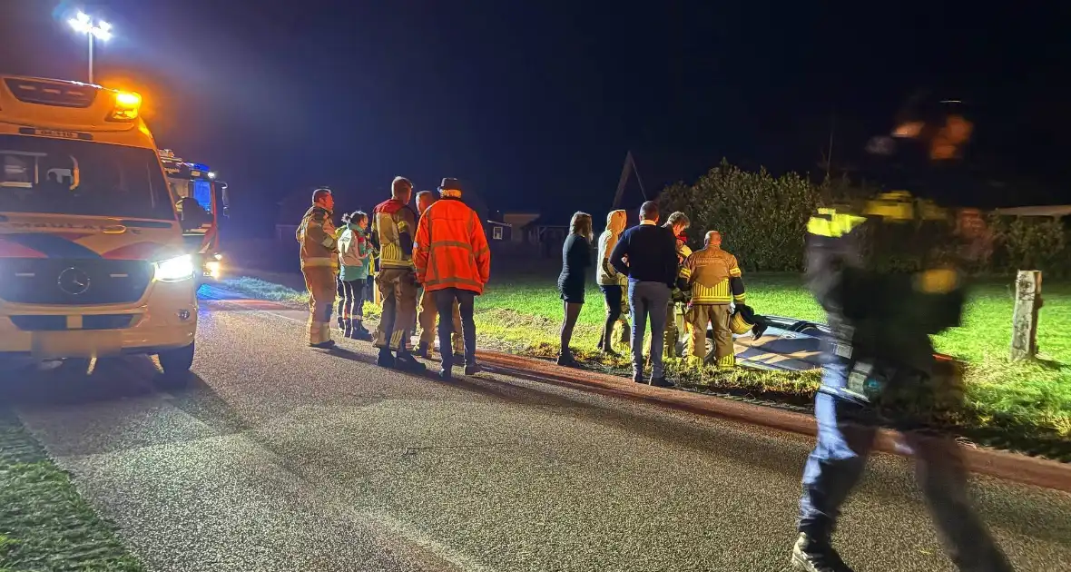 Auto vliegt uit de bocht en belandt in greppel - Foto 2