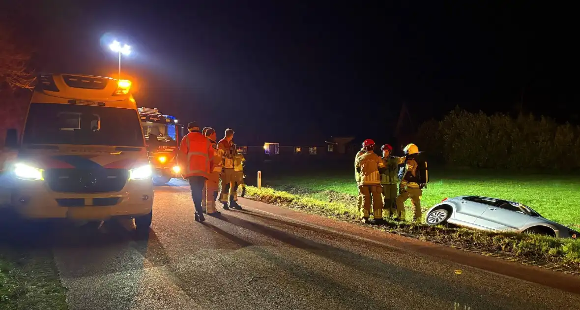 Auto vliegt uit de bocht en belandt in greppel - Foto 3