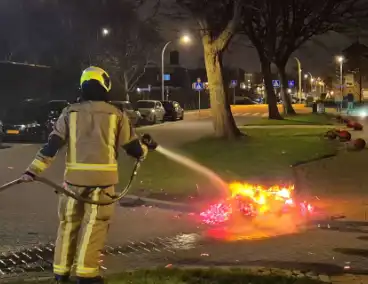 Brandweer blust afvalbrand op straat