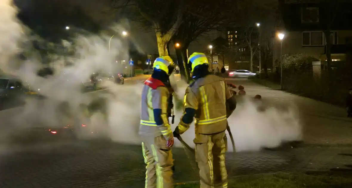 Brandweer blust afvalbrand op straat - Foto 4