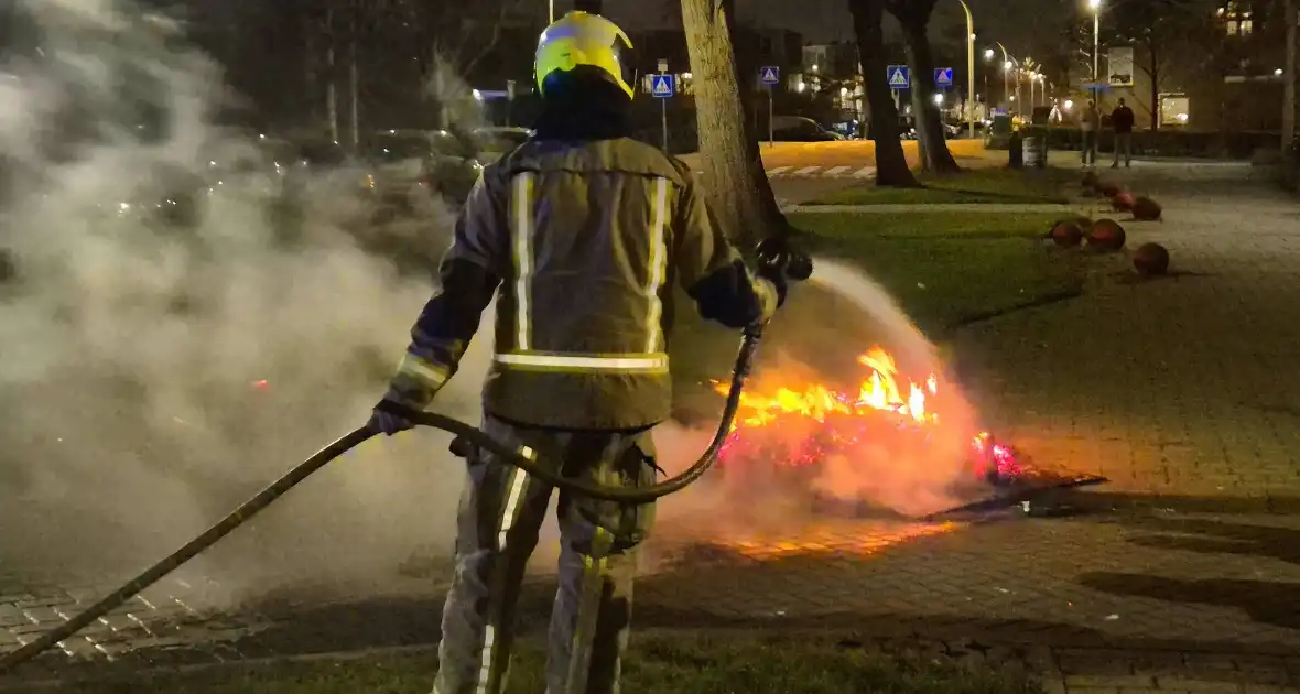 Brandweer blust afvalbrand op straat - Foto 5