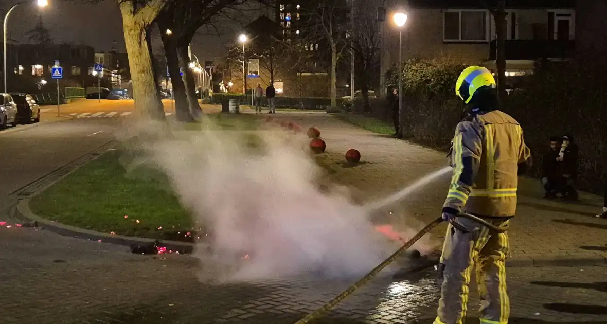 Brandweer blust afvalbrand op straat - Foto 6