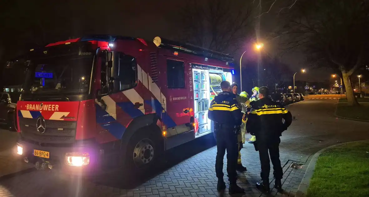 Brandweer blust afvalbrand op straat - Foto 7