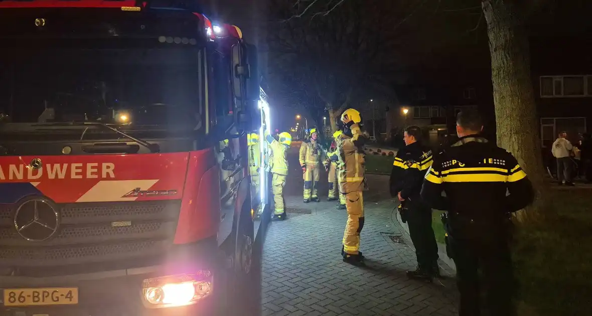 Brandweer blust afvalbrand op straat - Foto 8