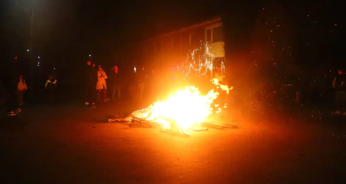 Hulpdiensten controleren vreugdevuur op kruising