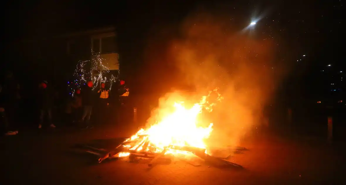 Hulpdiensten controleren vreugdevuur op kruising - Foto 1