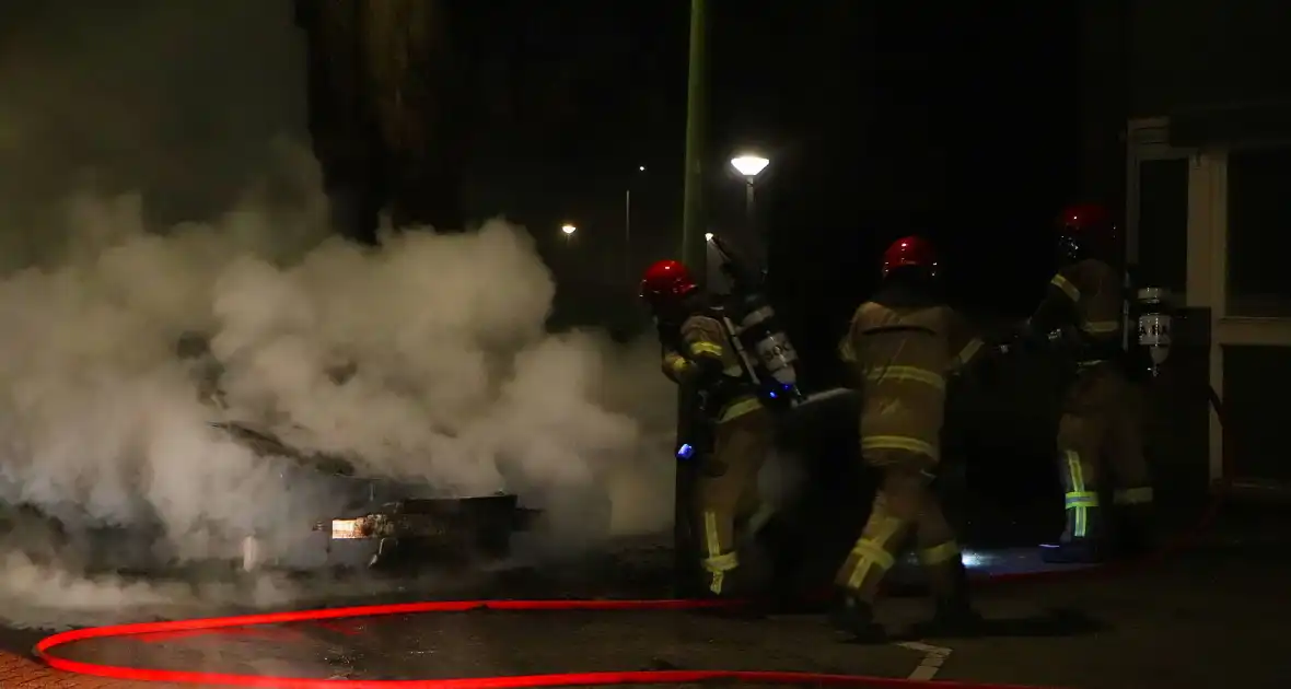 Vlammenzee op parkeerplaats tijdens jaarwisseling - Foto 2