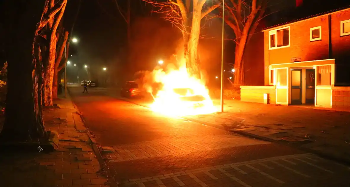 Vlammenzee op parkeerplaats tijdens jaarwisseling - Foto 4