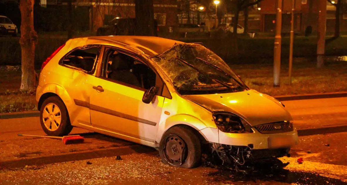 Auto zwaar beschadigd bij ongeval - Foto 3