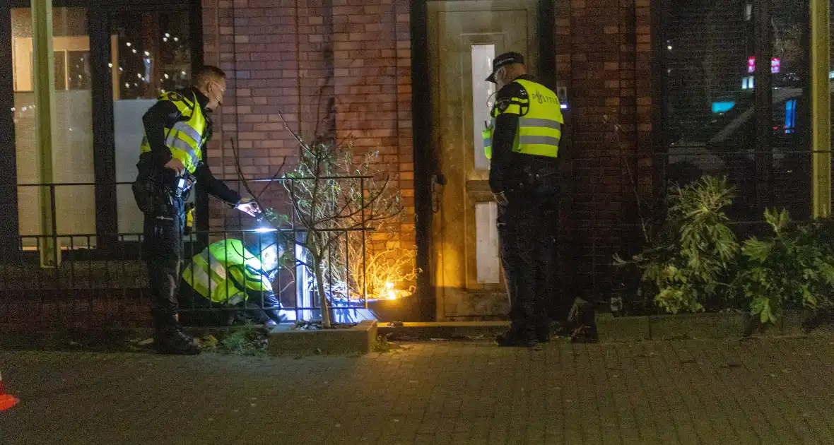 Onderzoek naar brandend object bij woning - Foto 2