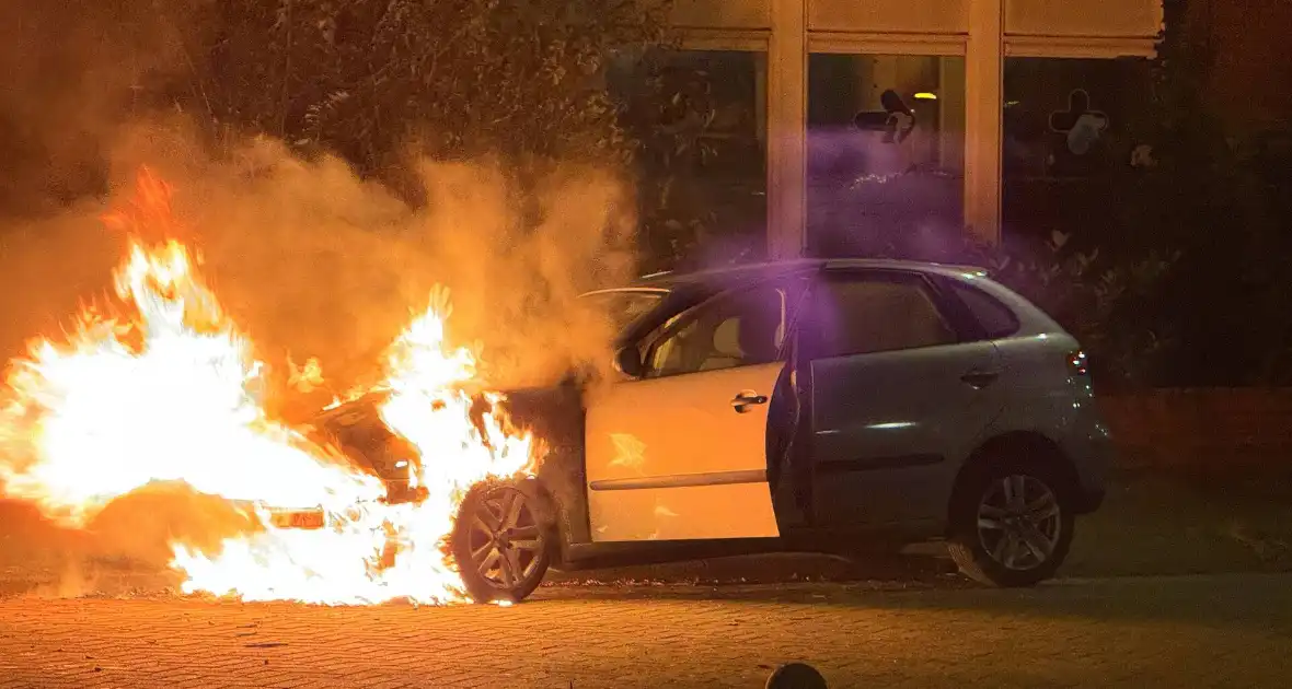 Auto rijdt over vuurtje heen en vat vlam