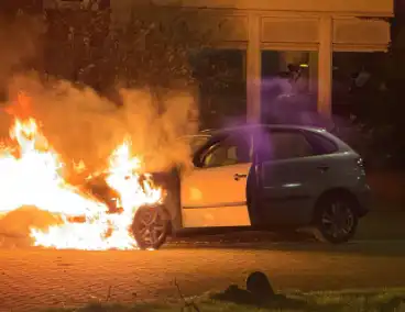 Auto rijdt over vuurtje heen en vat vlam