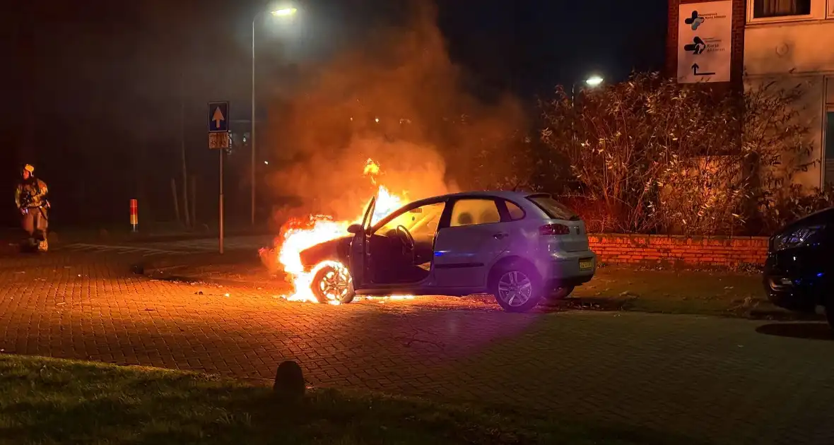 Auto rijdt over vuurtje heen en vat vlam - Foto 1