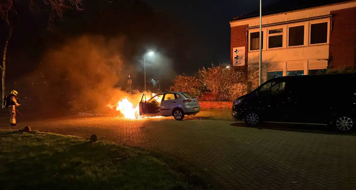 Auto rijdt over vuurtje heen en vat vlam - Foto 2