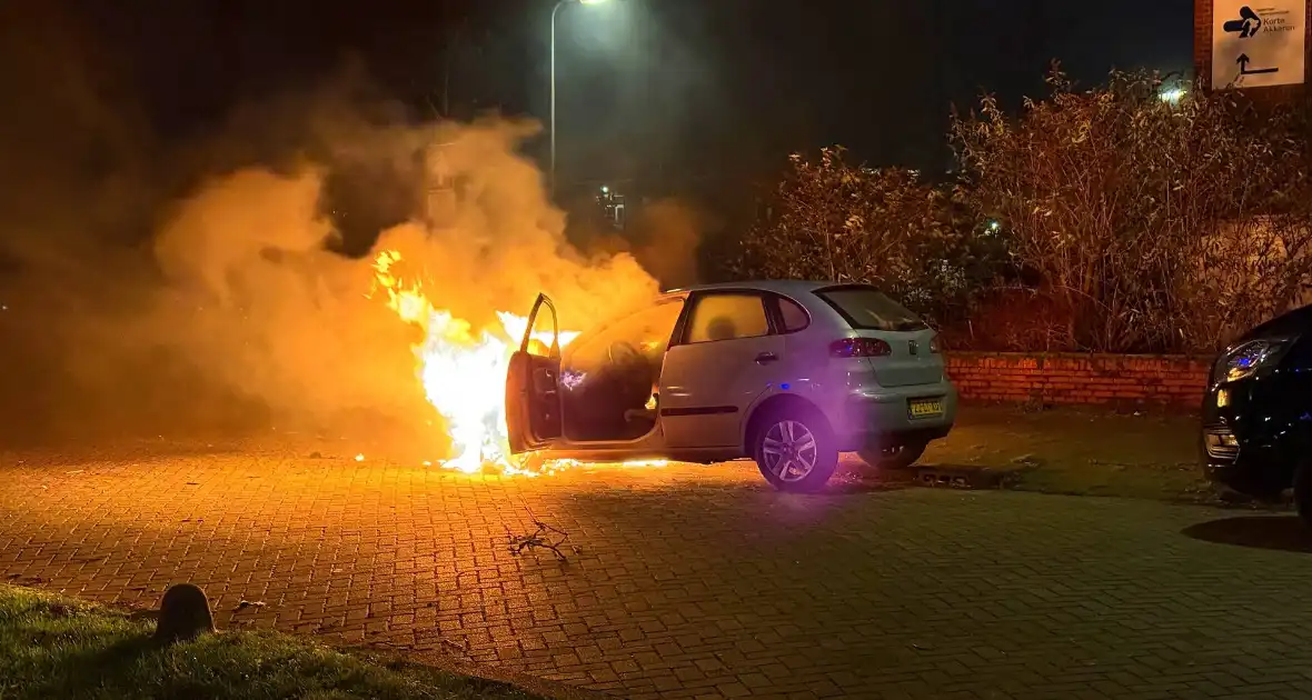 Auto rijdt over vuurtje heen en vat vlam - Foto 3