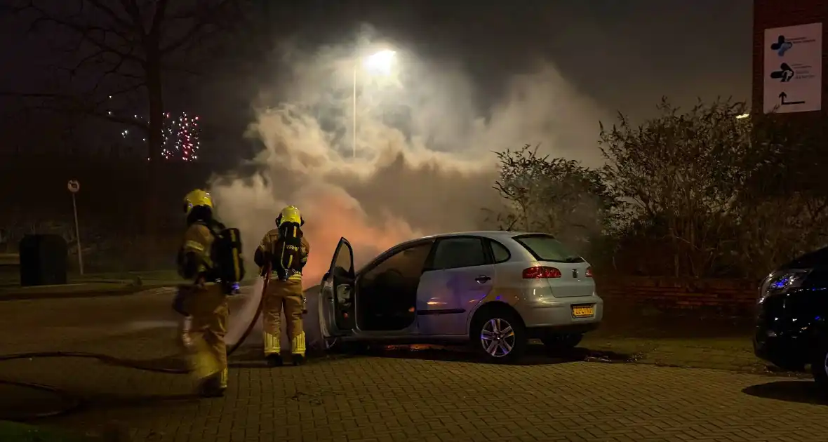 Auto rijdt over vuurtje heen en vat vlam - Foto 4