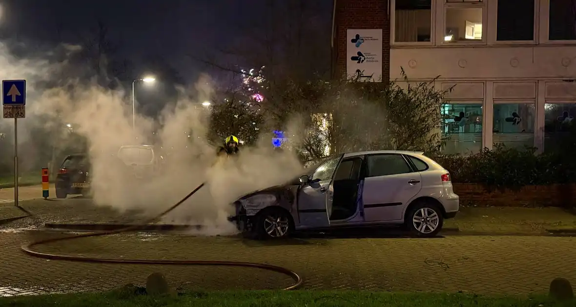 Auto rijdt over vuurtje heen en vat vlam - Foto 5