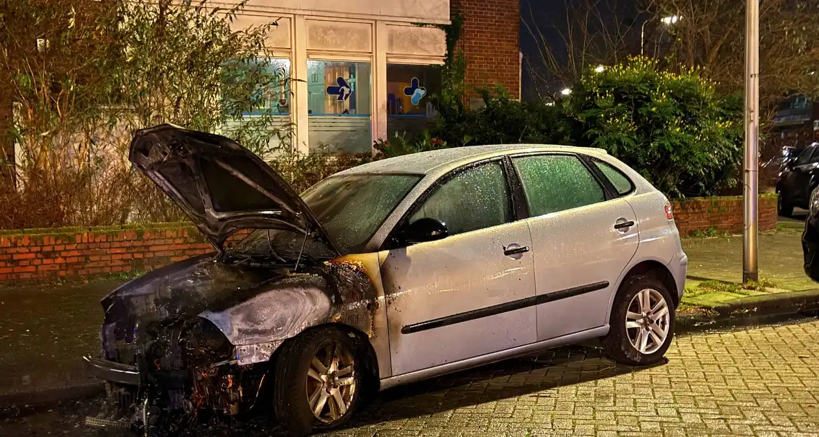 Auto rijdt over vuurtje heen en vat vlam - Foto 6