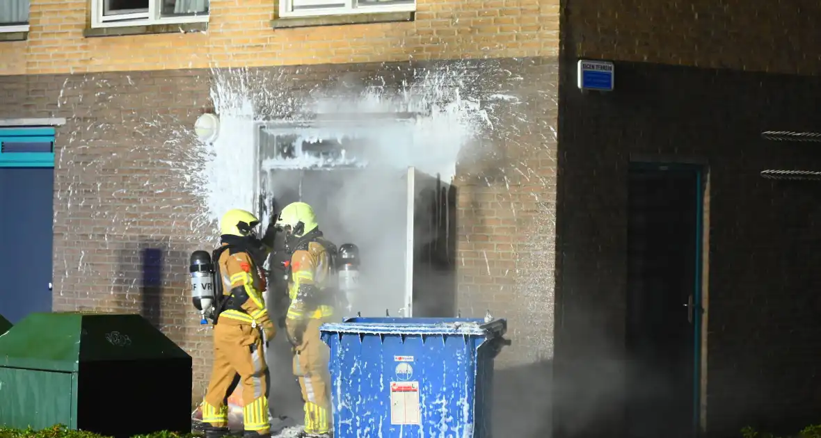 Brandweer blust brand in berging