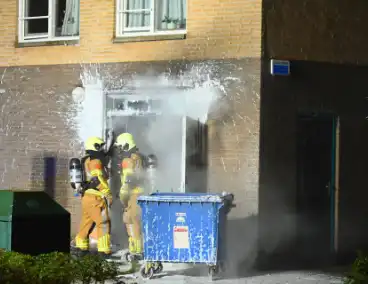 Brandweer blust brand in berging