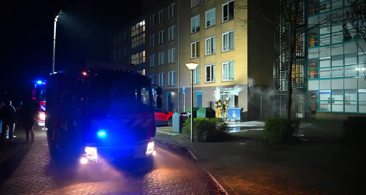 Brandweer blust brand in berging - Foto 3